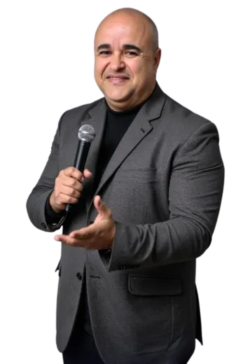 Alexandre Calmon de terno cinza, sorrindo, com um microfone na mão